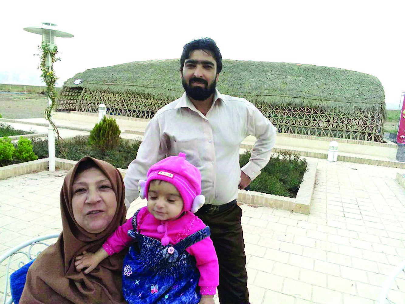 ماجرای زنی که همراه نان تیغ موکت بری خورد