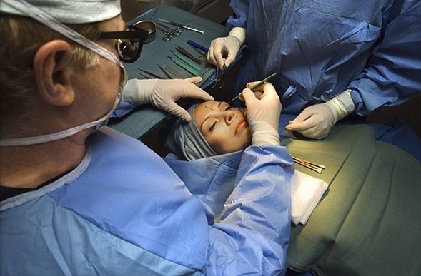 بررسی علل گسترش جراحی‌های زیبایی بین زنان ایرانی