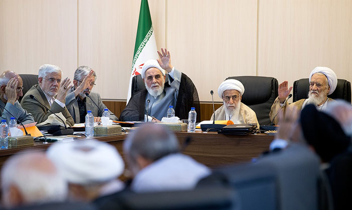تفسیرهایی بر تصویری جنجالی از آیتالله جنتی تفسیرهایی بر تصویری جنجالی از آیتالله جنتی