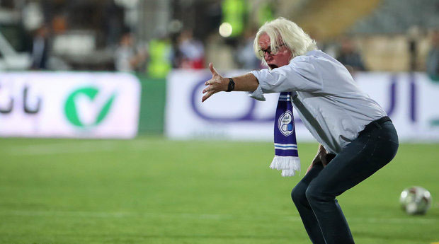 شعار استقلالی‌ها علیه دو بازیکن و رفتارهای خاص شفر