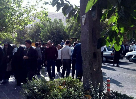 (تصاویر) تجمع احمدی‌نژادی‌ها مقابل دادگاه مشایی