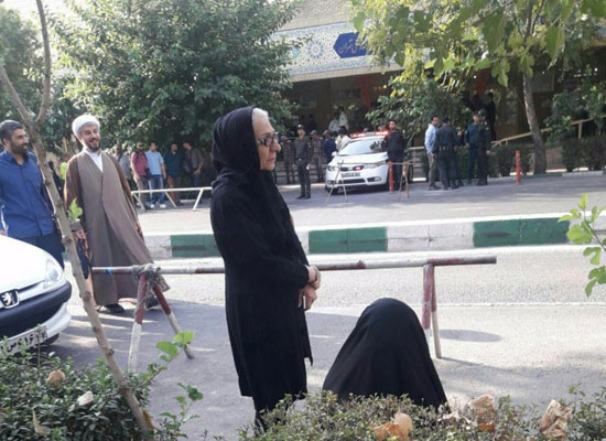 (تصاویر) تجمع احمدی‌نژادی‌ها مقابل دادگاه مشایی