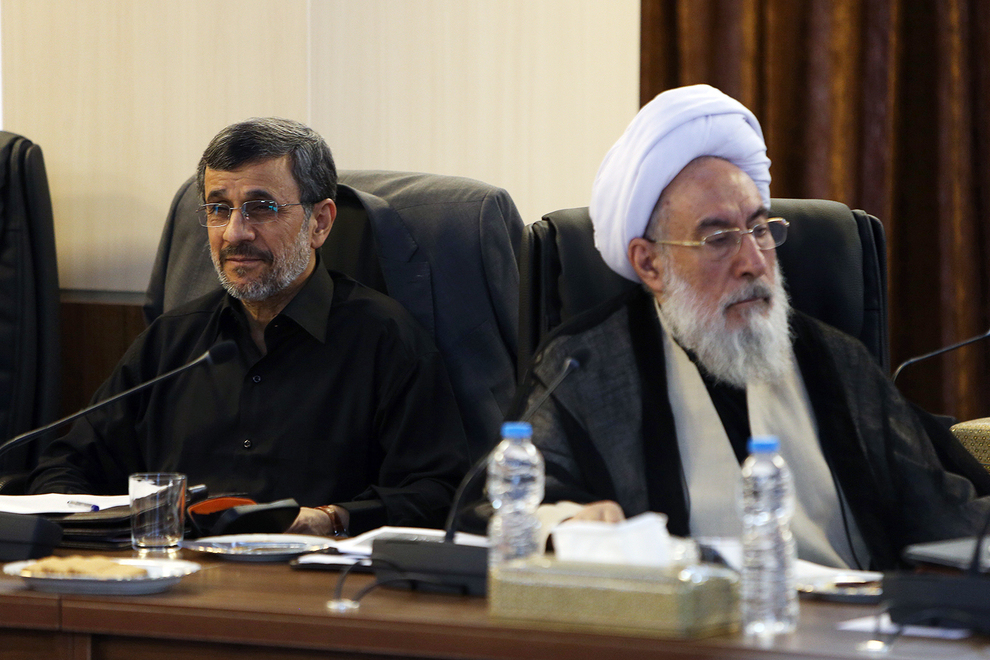 احمدی‌نژاد به چی یا کی می‌خندد؟!