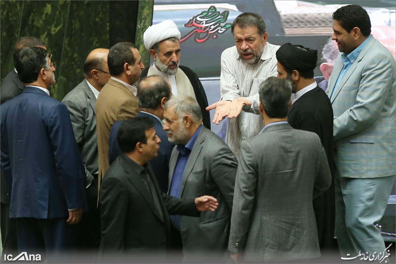 نماینده مجلس در اعتراض به وضعیت اقتصادی تحصن کرد
