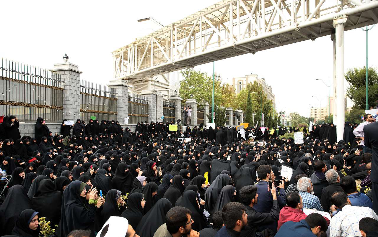 شعاردهندگان مقابل مجلس معلوم نکردند صاحب عزا کیست شعاردهندگان مقابل مجلس معلوم نکردند صاحب عزا کیست