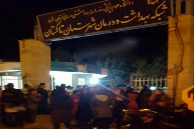 اعتراض خانوادهها به خونگیری مشکوک از دانش آموزان در تاکستان اعتراض خانوادهها به خونگیری مشکوک از دانش آموزان در تاکستان