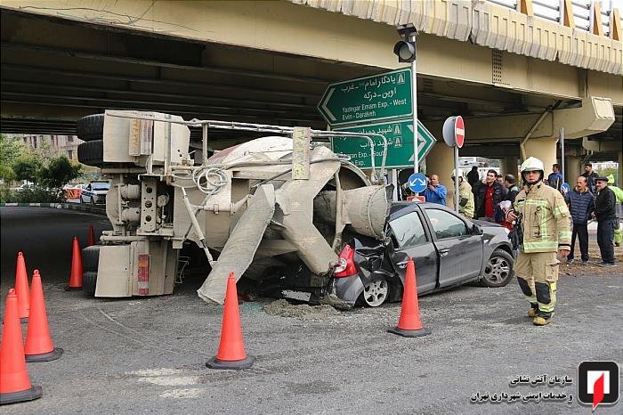 (تصاویر) واژگونی بونکر سیمان روی ساندرو در بزرگراه چمران