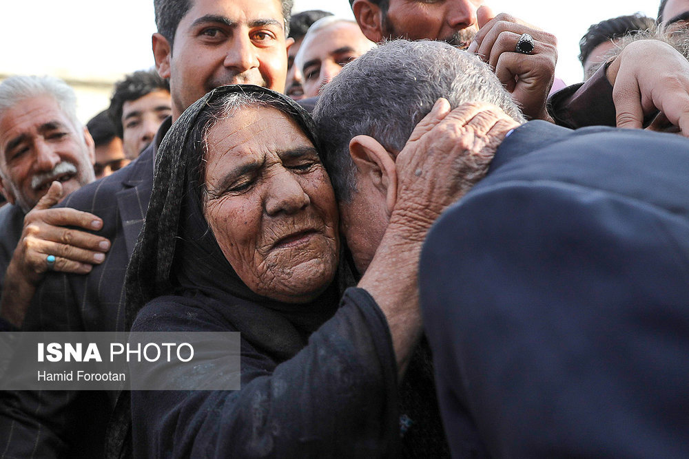 (تصویر) اسحاق جهانگیری در آغوش خاله خود در زادگاهش