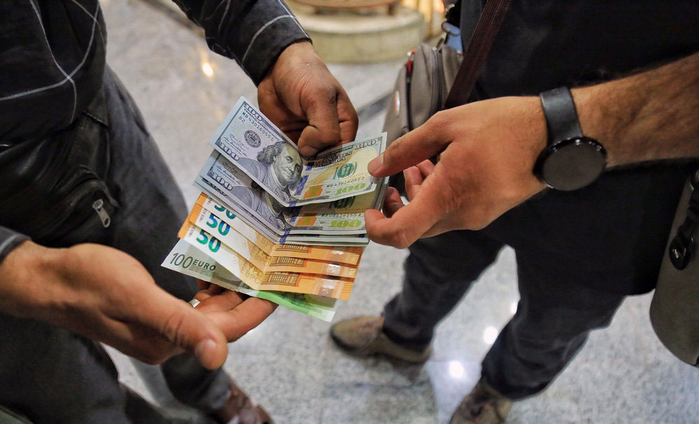 تشکیل صفهای فروش مقابل صرافیها تشکیل صفهای فروش مقابل صرافیها