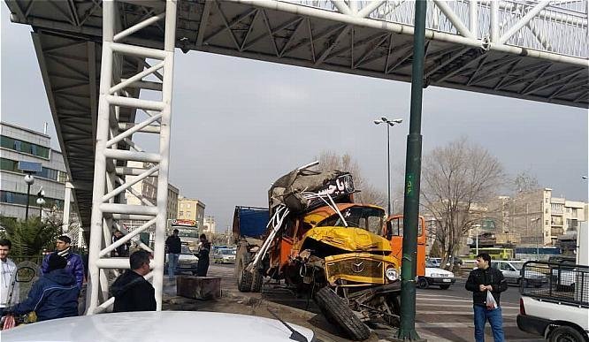 (تصاویر) برخورد کامیون با پایه پل عابر در بزرگراه بسیج