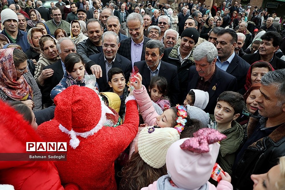 (تصاویر) عکس یادگاری احمدی‌نژاد با بابانوئل
