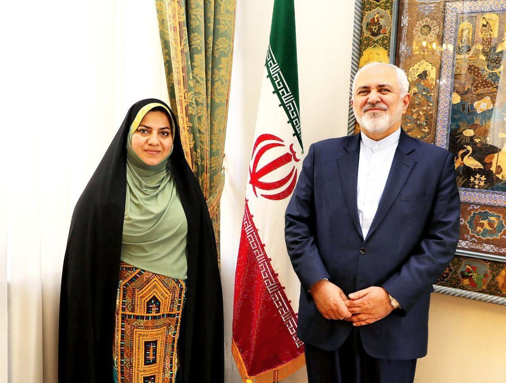 (عکس) دیدار بانوی بلوچ با ظریف قبل از عزیمت به محل ماموریت