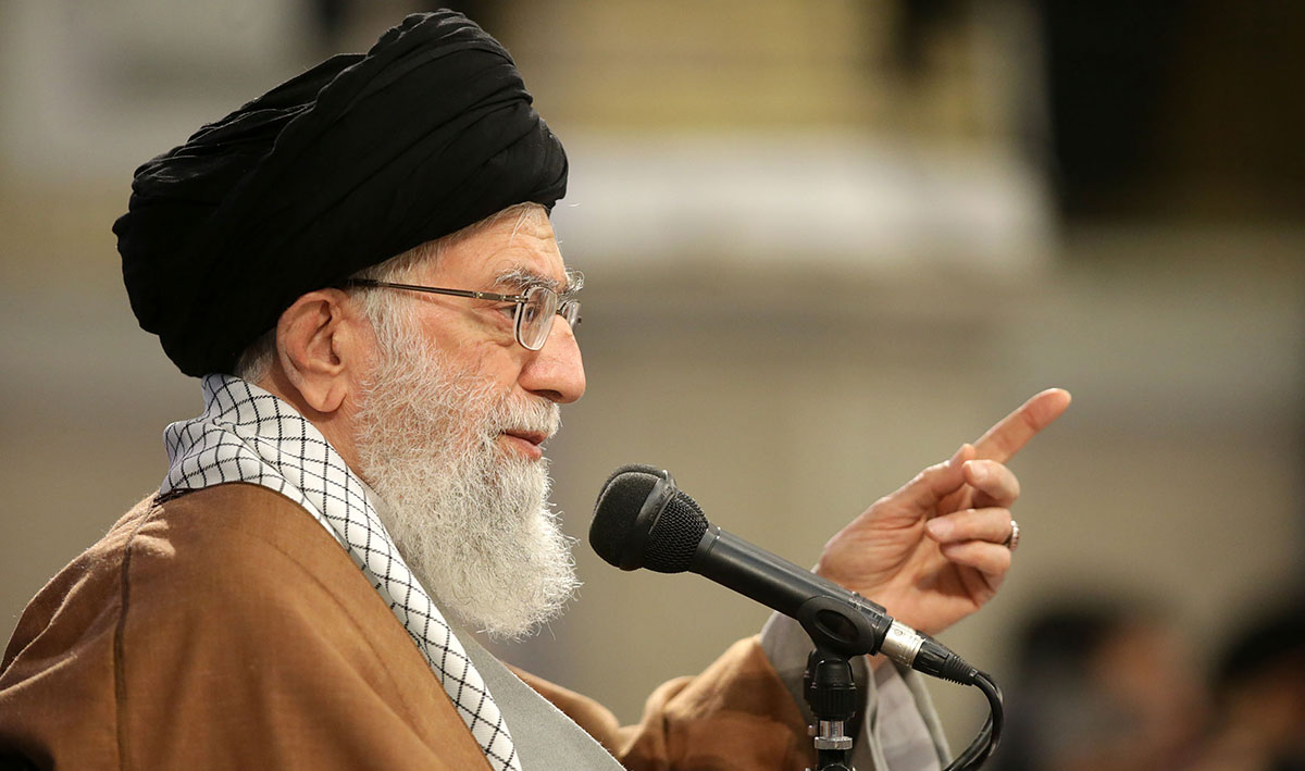 مسئولان، دوست و دشمن را بشناسند و فریب نخورند