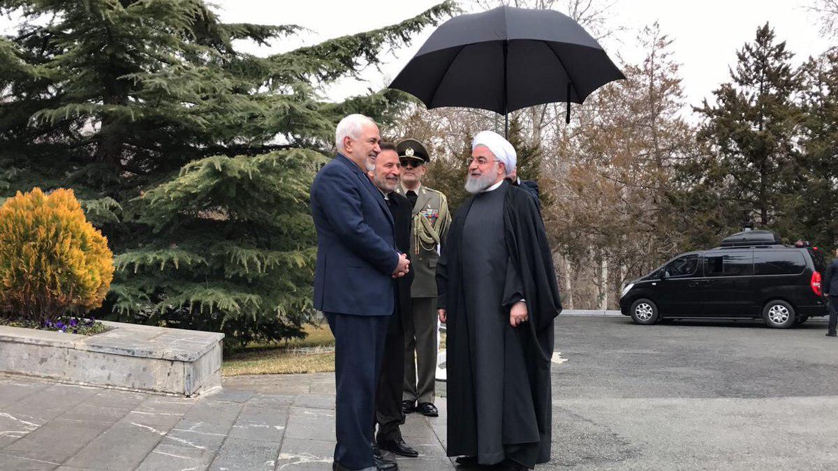 (تصاویر) یک روز پس از استعفا؛ خنده‌های ظریف در کنار روحانی