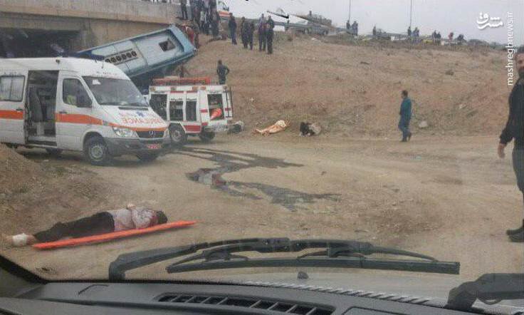 اولین تصاویر از واژگونی مرگبار اتوبوس در جاده قم-تهران