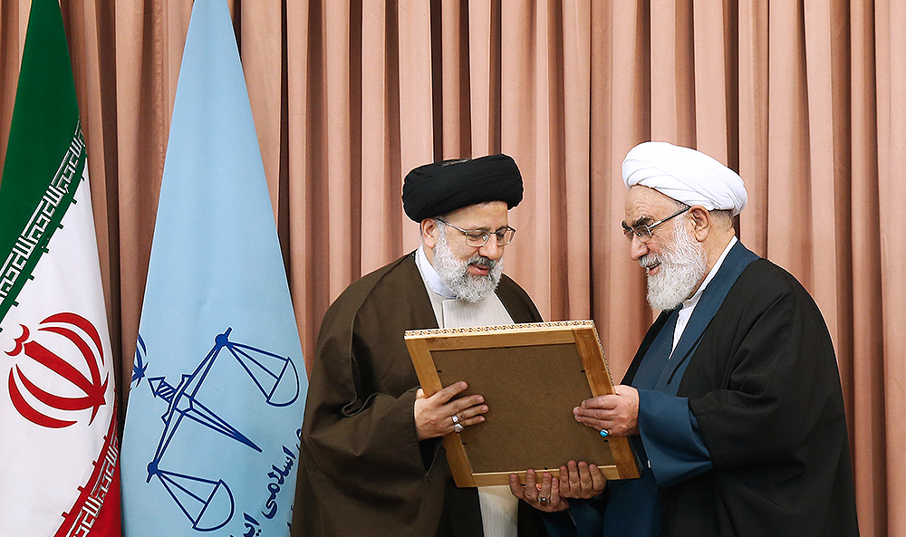 هیچ کس تحت هیچ شرایطی و در هیچ جایگاهی حق دور زدن قانون را نخواهد داشت