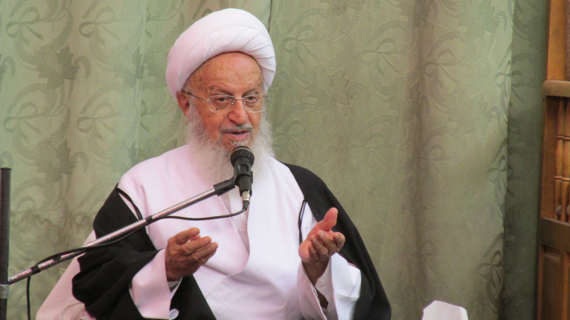 آیت الله مکارم شیرازی: مردم از دستگاه قضایی راضی نیستند