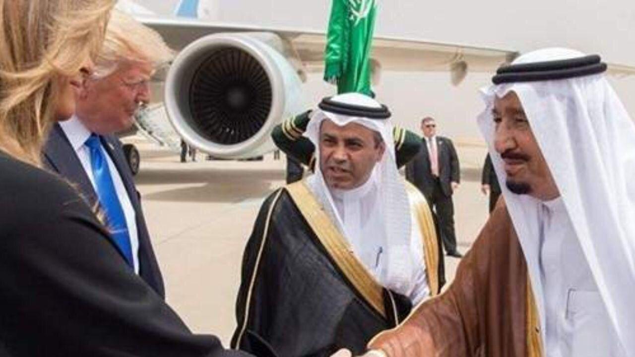 ترامپ: ملک سلمان از بوسیدن دست همسرم دست نمی‌کشید!