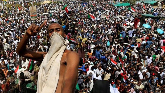 چه اتفاقی در سودان رخ داد؟/ چرا مردم نظامیان را پس میزنند؟ چه اتفاقی در سودان رخ داد؟/ چرا مردم نظامیان را پس میزنند؟