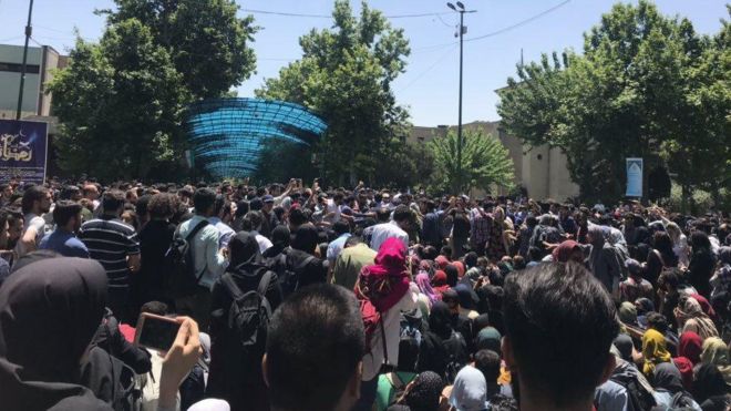 روایتهای سیاسی از تجمع دانشگاه تهران/ اتحاد چپها لیبرالها؟! روایتهای سیاسی از تجمع دانشگاه تهران/ اتحاد چپها لیبرالها؟!