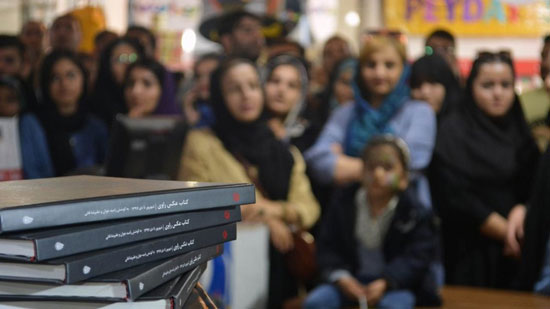 واکنشها به حضور حاشیهساز رامبد جوان در نمایشگاه کتاب واکنشها به حضور حاشیهساز رامبد جوان در نمایشگاه کتاب