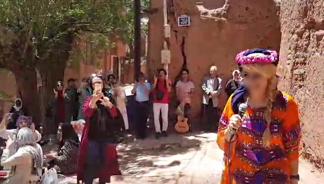 واکنش‌ها به تک‌خوانی یک زن در ابیانه