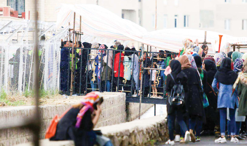 چرا کف دست زنان تماشاگر مهر زدند؟