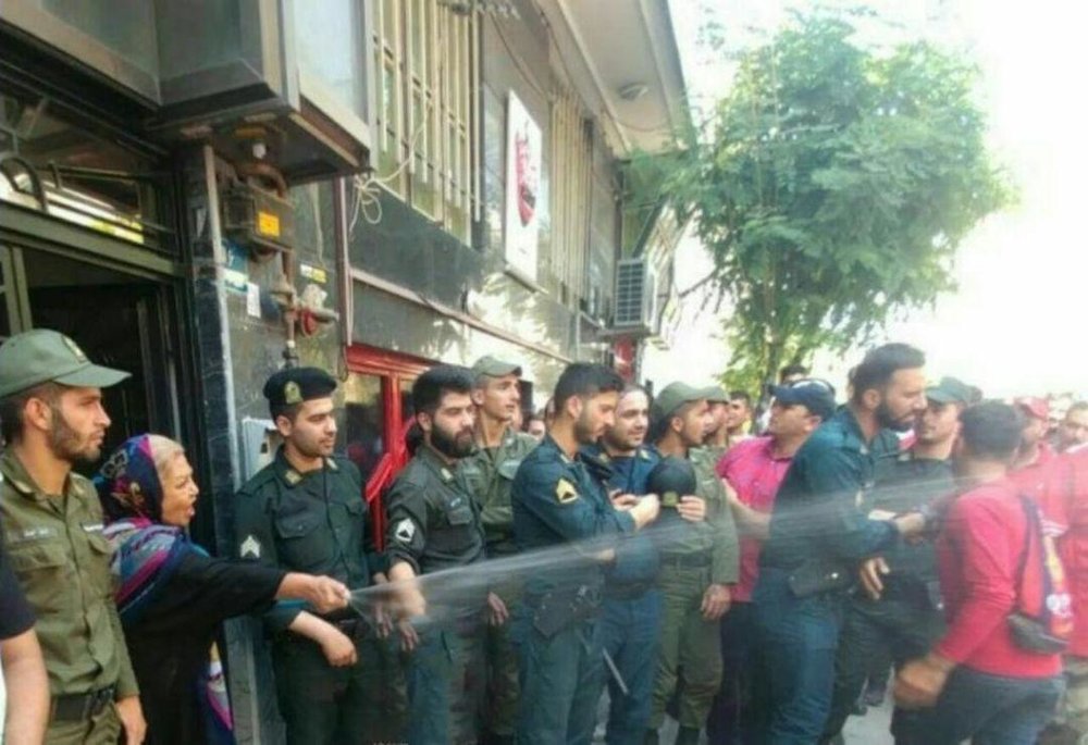 (عکس) راهکار خانم همسایه برای متفرق کردن پرسپولیسیها (عکس) راهکار خانم همسایه برای متفرق کردن پرسپولیسیها