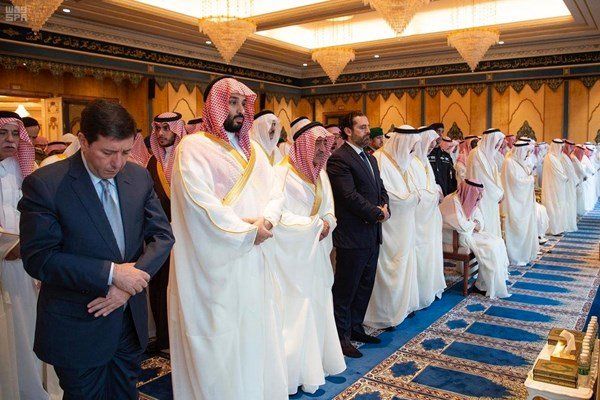 (عکس) نخست‌وزیر لبنان نماز عید را در کنار شاه سعودی اقامه کرد