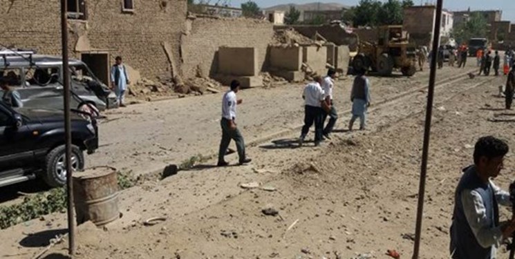 انفجار در مرکز افغانستان ۱۲ کشته و ۱۸۰ زخمی برجای گذاشت + فیلم و تصاویر