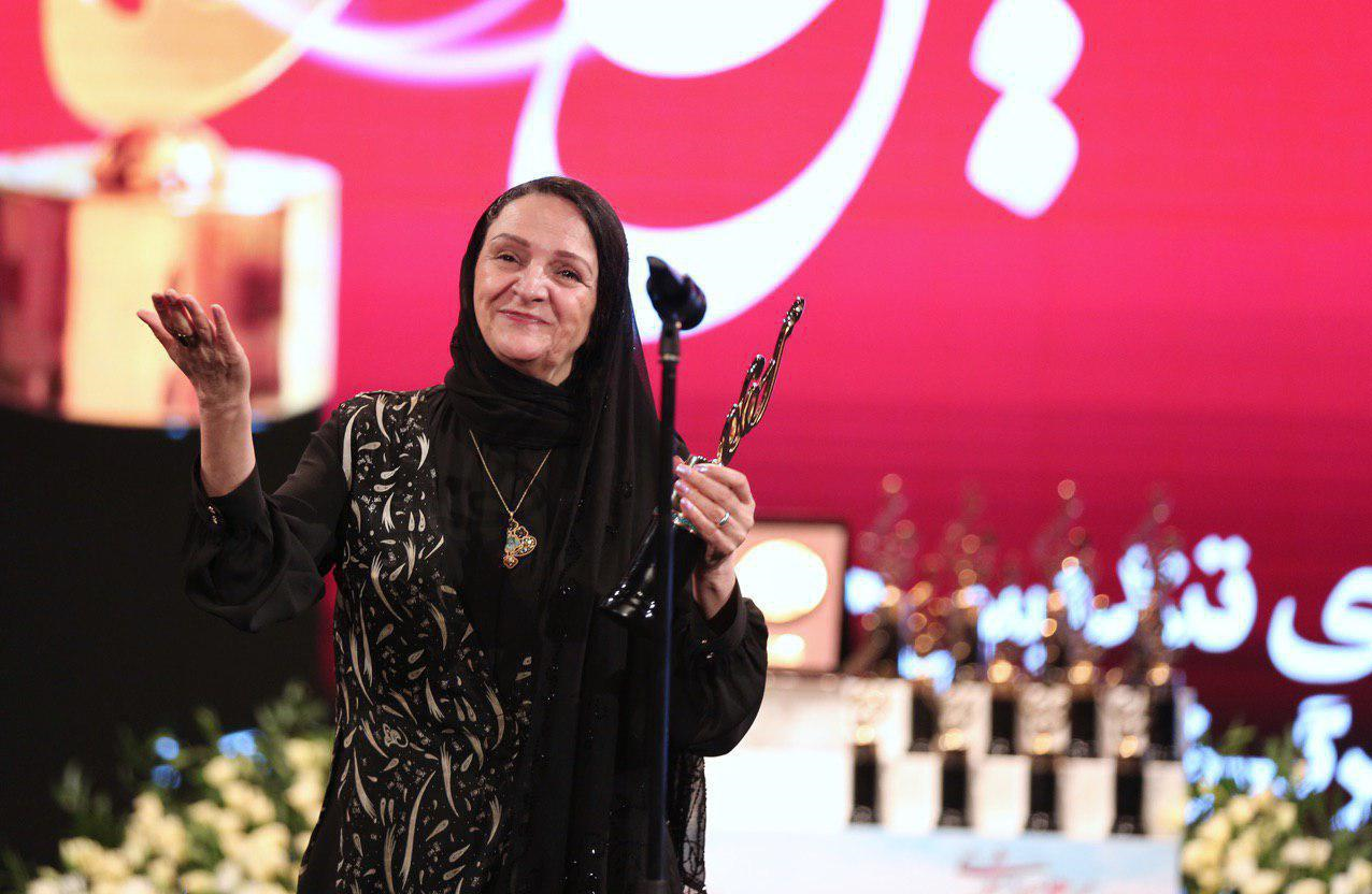 تشکر گلاب آدینه از مهدی هاشمی روی صحنه جشن حافظ