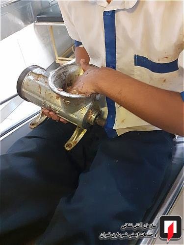 (تصاویر+۱۶) انگشتان دست کارگر ۱۶ ساله در چرخگوشت صنعتی (تصاویر+۱۶) انگشتان دست کارگر ۱۶ ساله در چرخگوشت صنعتی