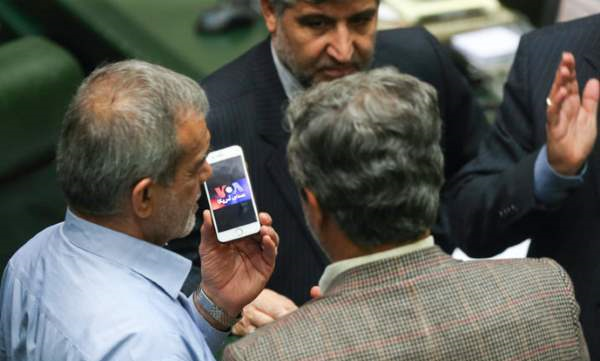 (تصاویر) موبایل‌بازی نماینده‌های مجلس خاطره می‌شود!