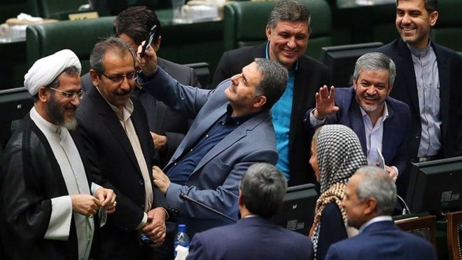 (تصاویر) موبایل‌بازی نماینده‌های مجلس خاطره می‌شود!