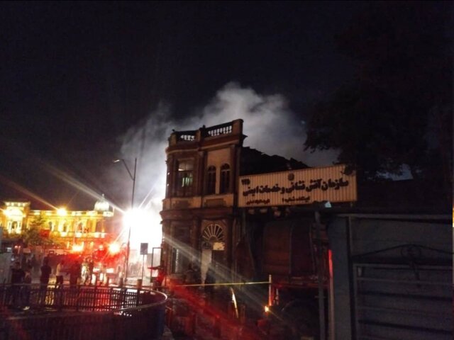 (تصاویر) آتش‌سوزی گسترده در میدان حسن‌آباد تهران