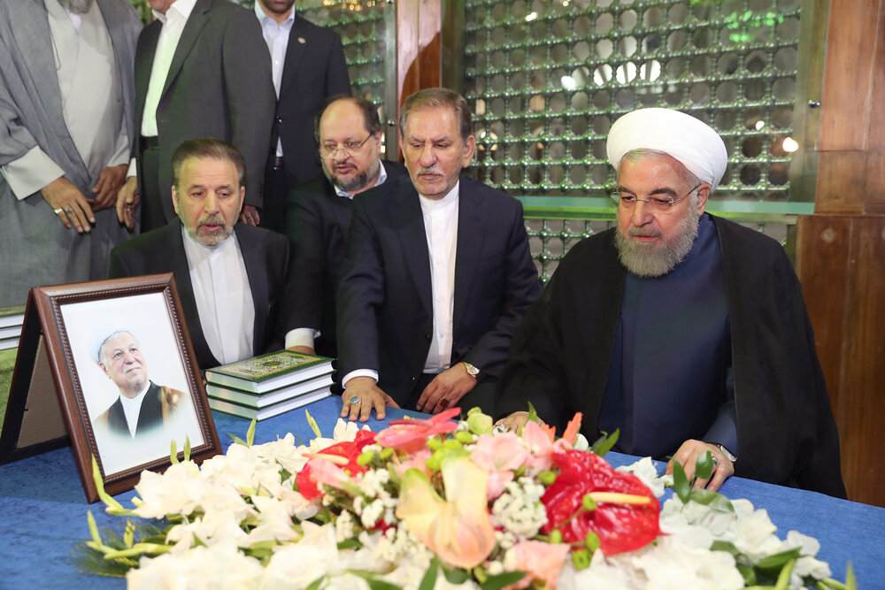 (تصویر) فاتحه خوانی روحانی بر سر مزار آیت الله هاشمی