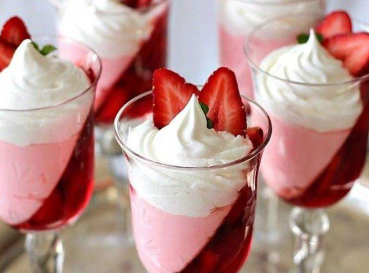طرز تهیه دسر کرم توت فرنگی خوشمزه و مجلسی طرز تهیه دسر کرم توت فرنگی خوشمزه و مجلسی