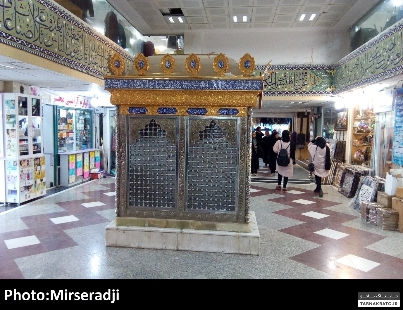 (تصاویر) قبرهای عجیب در قم از قبر در پاساژ تا قبر در مجاورت توالت عمومی