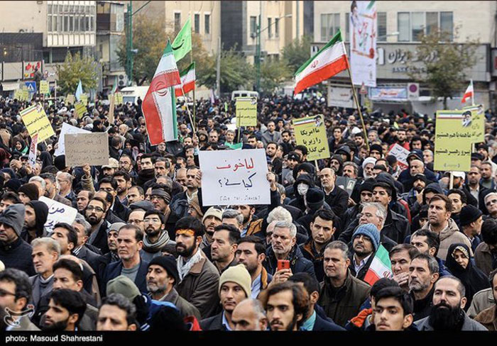 شعارهای یک راهپیمایی؛ دولت زیر تیغ شعارهای یک راهپیمایی؛ دولت زیر تیغ