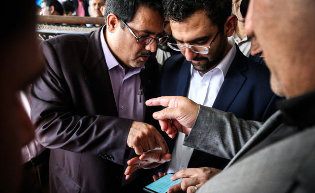 آذری جهرمی چه چیزی رو می‌کند؟