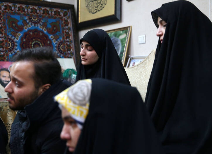 (عکس) اشکهای دختر سردار قاسم سلیمانی در فراق پدر (عکس) اشکهای دختر سردار قاسم سلیمانی در فراق پدر
