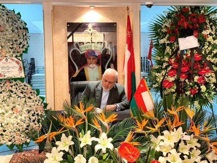 (عکس) ظریف دفتر یادبود سلطان قابوس را امضا کرد (عکس) ظریف دفتر یادبود سلطان قابوس را امضا کرد