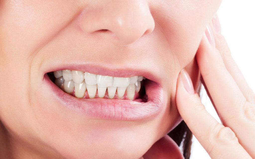 دندان قروچه چیست؟ علت ایجاد و بهترین درمان های خانگی برای آن کدام است؟