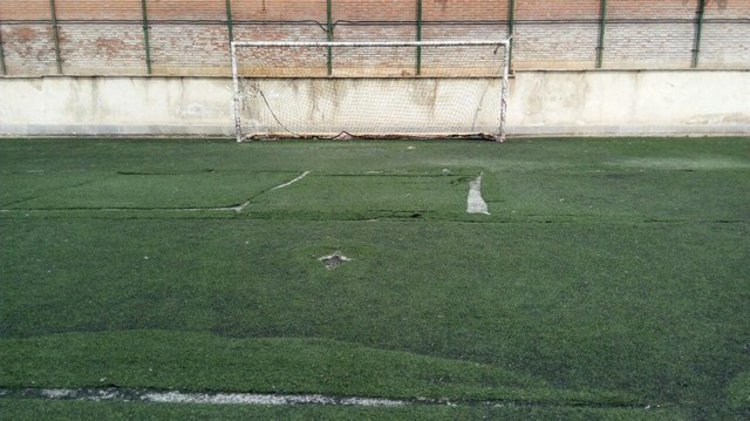 (عکس) تمرین فوتبالیست‌های ناشنوا روی موکت به جای زمین چمن!