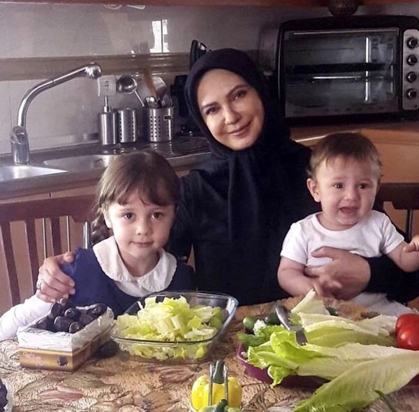 لعیا زنگنه و نوه‌هایش در نمایی از سریال پدر