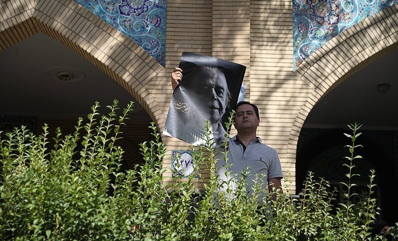 (تصاویر) متن و حاشیه مراسم تشییع و خاکسپاری محمد علی کشاورز؛ چه کسانی برای وداع با استاد کشاورز آمدند؟
