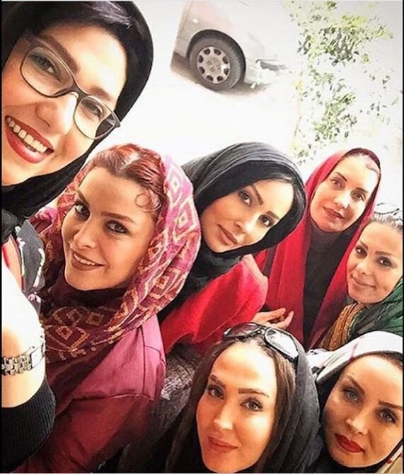 سلفی ماه‌چهره خلیلی با بازیگران زن مشهور