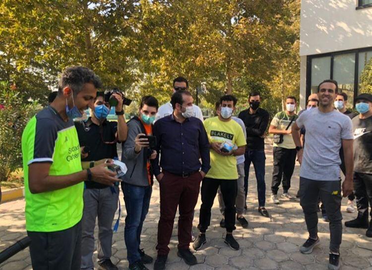 (عکس) کادوی ویژه علی کریمی به عادل فردوسی‌پور