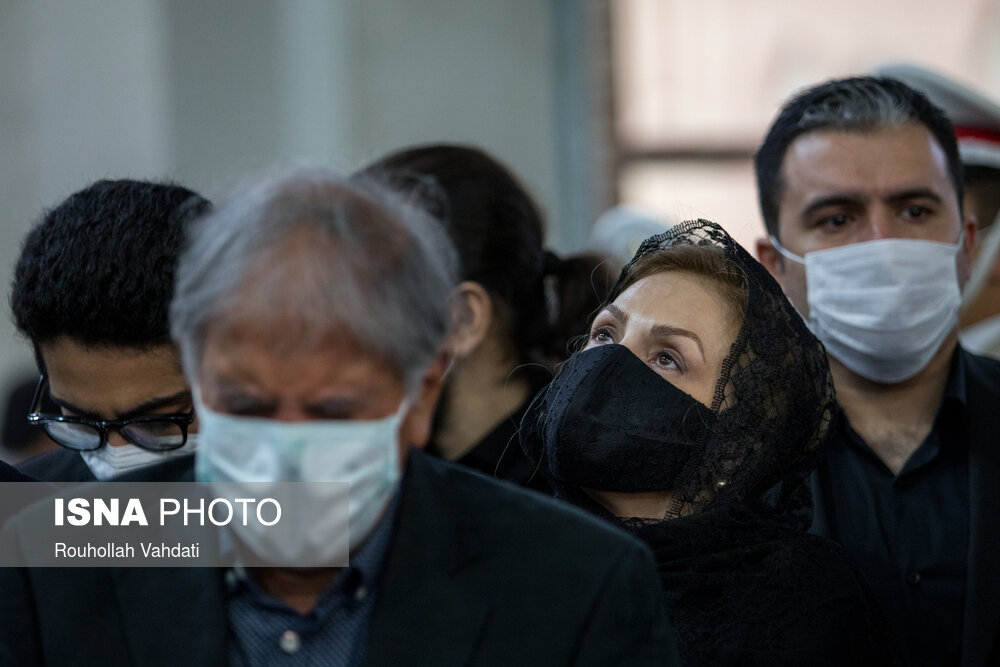 (تصاویر) همسر و فرزندان محمدرضا شجریان در مراسم وداع با پیکر استاد
