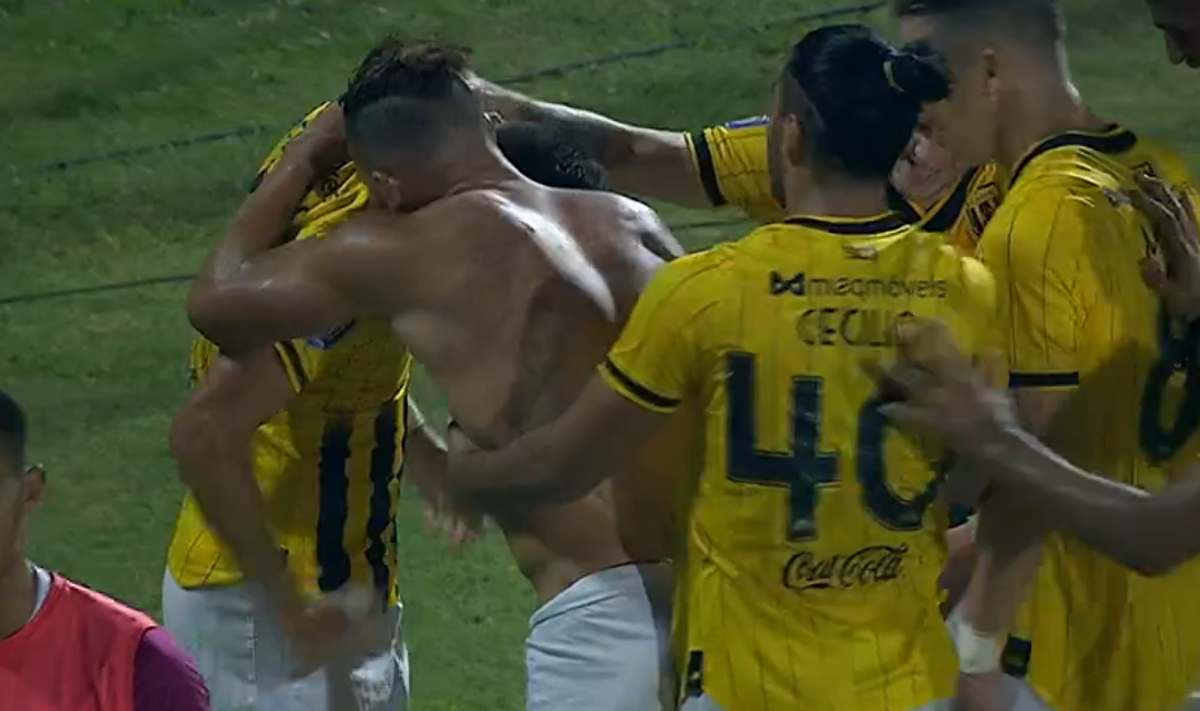 جنجال عجیب با خوشحالی منشوری؛ بازیکنی که شورت ورزشی اش را هم پایین کشید!